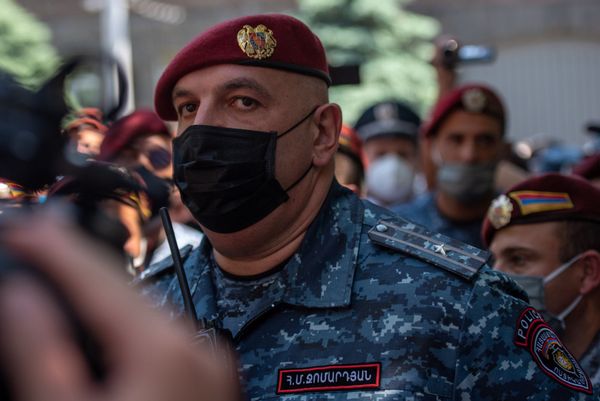 Толпа у здания СНБ в поддержку Гагика Царукяна, вызванного на допрос (14 июня 2020). Еревaн - Sputnik Армения