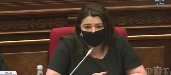 Депутат Ивета Тоноян на заседании Парламента по вопросу лишения Гагика Царукяна депутатской неприкосновенности (16 июня 2020). Еревaн - Sputnik Արմենիա