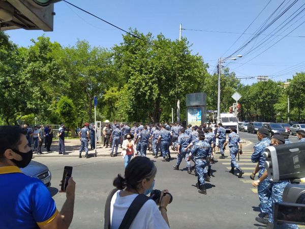 Полиция оцепила здание парламента: сторонников Царукяна отогнали Полиция оцепила здание парламента: сторонников Царукяна отогнали - Sputnik Армения