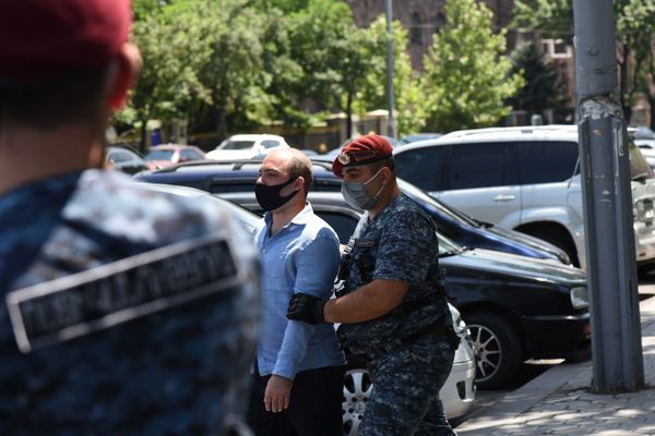 Ситуация у парламента во время обсуждения вопроса лишения Царукяна депутатской неприкосновенности (16 июня 2020). Еревaн Ситуация у парламента во время обсуждения вопроса лишения Царукяна депутатской неприкосновенности (16 июня 2020). Еревaн - Sputnik Армения