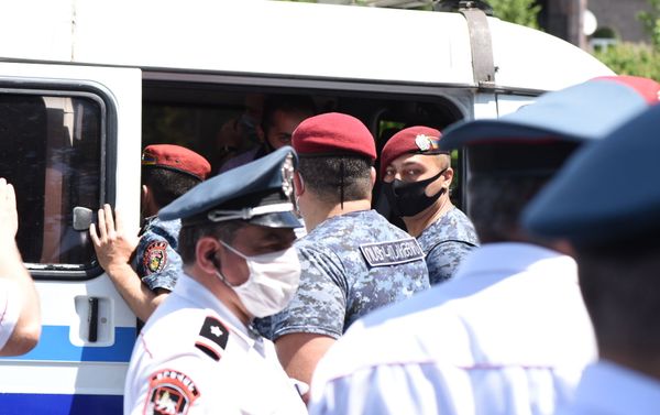 Ситуация у парламента во время обсуждения вопроса лишения Царукяна депутатской неприкосновенности (16 июня 2020). Еревaн Ситуация у парламента во время обсуждения вопроса лишения Царукяна депутатской неприкосновенности (16 июня 2020). Еревaн - Sputnik Армения