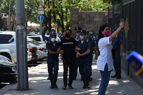 Իրադրությունը խորհրդարանի մոտ, երբ քննարկվում էր Գագիկ Ծառուկյանին պատգամավորական անձեռնմխելիությունից զրկելու հարցը - Sputnik Արմենիա
