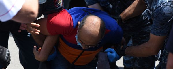  Ситуация у парламента во время обсуждения вопроса лишения Царукяна депутатской неприкосновенности (16 июня 2020). Еревaн - Sputnik Արմենիա