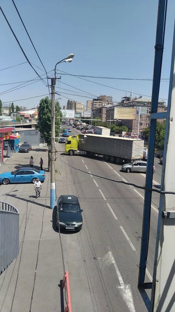 Գագիկ Ծառուկյանի աջակիցները բեռնատարներով փակել են փողոցը - Sputnik Արմենիա