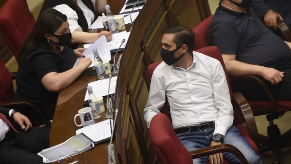 Депутаты Арман Абовян и Ивета Тоноян на заседании Парламента по вопросу лишения Гагика Царукяна депутатской неприкосновенности (16 июня 2020). Еревaн - Sputnik Արմենիա