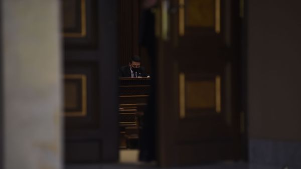 Вице-президент НС Армении Ален Симонян на заседании Парламента по вопросу лишения Гагика Царукяна депутатской неприкосновенности (16 июня 2020). Еревaн Вице-президент НС Армении Ален Симонян на заседании Парламента по вопросу лишения Гагика Царукяна депутатской неприкосновенности (16 июня 2020). Еревaн - Sputnik Արմենիա