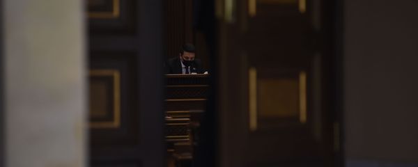 Вице-президент НС Армении Ален Симонян на заседании Парламента по вопросу лишения Гагика Царукяна депутатской неприкосновенности (16 июня 2020). Еревaн - Sputnik Արմենիա