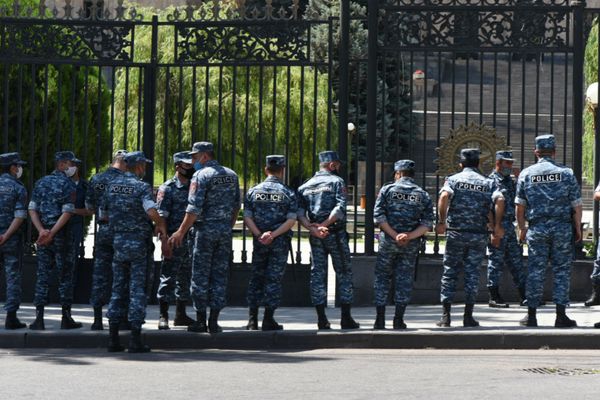 Իրադրությունը խորհրդարանի մոտ, երբ քննարկվում էր Գագիկ Ծառուկյանին պատգամավորական անձեռնմխելիությունից զրկելու հարցը - Sputnik Արմենիա