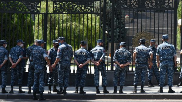 Полиция у здания парламента Армении - Sputnik Армения