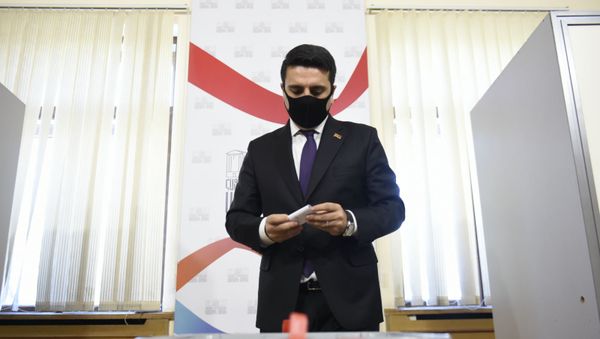 Ален Симонян во время голосования после заседания Парламента по вопросу лишения Гагика Царукяна депутатской неприкосновенности (16 июня 2020). Еревaн Ален Симонян во время голосования после заседания Парламента по вопросу лишения Гагика Царукяна депутатской неприкосновенности (16 июня 2020). Еревaн - Sputnik Армения