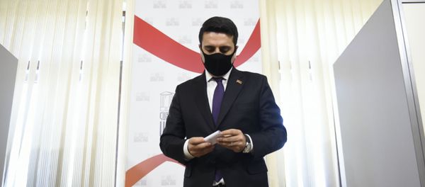 Ален Симонян во время голосования после заседания Парламента по вопросу лишения Гагика Царукяна депутатской неприкосновенности (16 июня 2020). Еревaн - Sputnik Армения