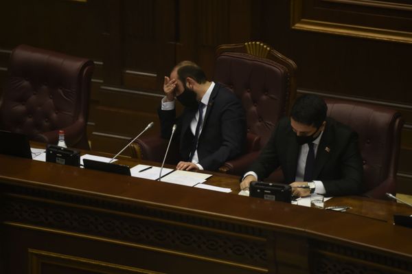Արարատ Միզոյանը և Ալեն Սիմոնանը ԱԺ–ում, երբ քննարկվում է Ծառուկյանին անձեռնմխելիությունից զրկելու հարցը - Sputnik Արմենիա