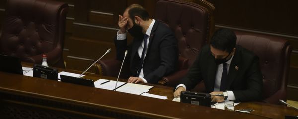 Арарат Мирзоян и Ален Симонян на заседании Парламента по вопросу лишения Гагика Царукяна депутатской неприкосновенности (16 июня 2020). Еревaн - Sputnik Արմենիա