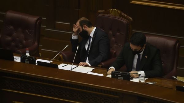 Арарат Мирзоян и Ален Симонян на заседании Парламента по вопросу лишения Гагика Царукяна депутатской неприкосновенности (16 июня 2020). Еревaн - Sputnik Армения