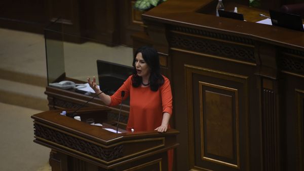 Депутат Наира Зограбян на заседании Парламента по вопросу лишения Гагика Царукяна депутатской неприкосновенности (16 июня 2020). Еревaн - Sputnik Армения