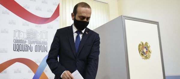 Арарат Мирзоян во время голосования Парламента по вопросу лишения Гагика Царукяна депутатской неприкосновенности (16 июня 2020). Еревaн Арарат Мирзоян во время голосования Парламента по вопросу лишения Гагика Царукяна депутатской неприкосновенности (16 июня 2020). Еревaн - Sputnik Армения