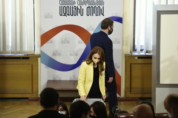 Լիլիթ Մակունցը Գագիկ Ծառուկյանին անձեռնմխելիությունից զրկելու քվերակության ժամանակ - Sputnik Արմենիա
