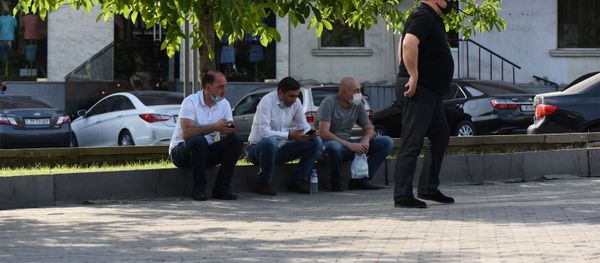 Депутаты фракции Процветающая Армения  у здания СНБ после заседания Парламента по вопросу лишения Гагика Царукяна депутатской неприкосновенности (16 июня 2020). Еревaн - Sputnik Արմենիա