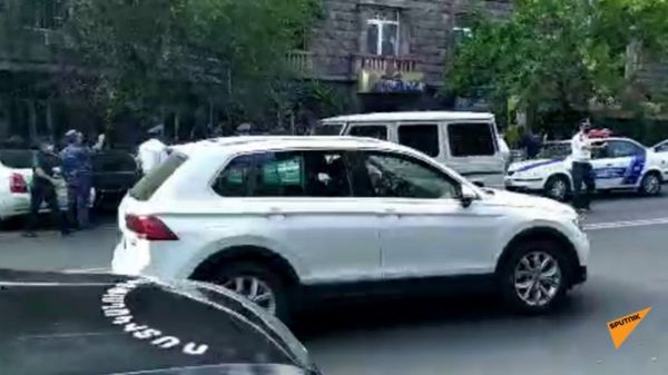  ԲՀԿ–ական պատգամավորները և Ծառուկյանի համակիրներն ԱԱԾ–ի մոտ են. տեսանյութ - Sputnik Արմենիա
