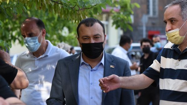 Депутат Ваге Энфиаджян у здания СНБ после заседания Парламента по вопросу лишения Гагика Царукяна депутатской неприкосновенности (16 июня 2020). Еревaн - Sputnik Армения