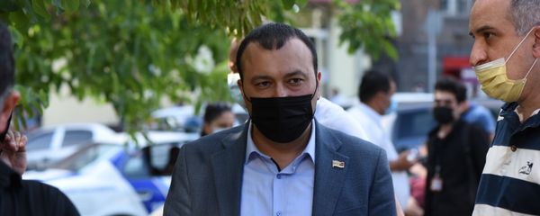  Депутат Ваге Энфиаджян у здания СНБ после заседания Парламента по вопросу лишения Гагика Царукяна депутатской неприкосновенности (16 июня 2020). Еревaн - Sputnik Армения