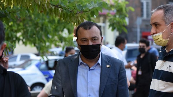  Депутат Ваге Энфиаджян у здания СНБ после заседания Парламента по вопросу лишения Гагика Царукяна депутатской неприкосновенности (16 июня 2020). Еревaн - Sputnik Армения