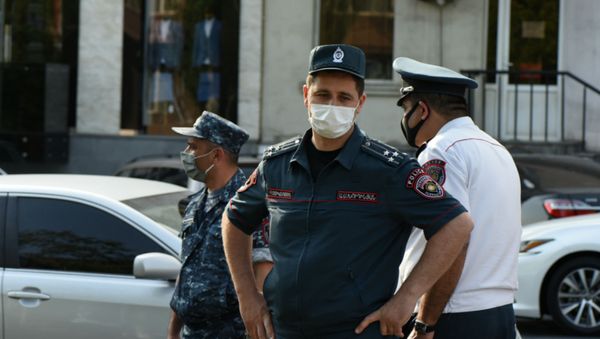 Замначальника полиции Еревана полковник Артур Худинян у здания СНБ после заседания Парламента по вопросу лишения Гагика Царукяна депутатской неприкосновенности (16 июня 2020). Еревaн - Sputnik Армения