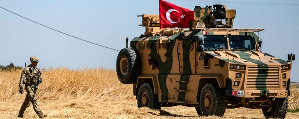 Американский солдат идет рядом с турецкой военной машиной во время совместного патрулирования с Турцией в сирийской деревне Аль-Хашиша на окраине города Таль-Абьяд вдоль границы с Турцией (8 сентября 2019). Сирия Американский солдат идет рядом с турецкой военной машиной во время совместного патрулирования с Турцией в сирийской деревне Аль-Хашиша на окраине города Таль-Абьяд вдоль границы с Турцией (8 сентября 2019). Сирия - Sputnik Армения