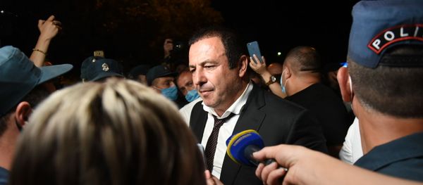Гагик Царукян вышел из здания СНБ (16 июня 2020). Еревaн Гагик Царукян вышел из здания СНБ (16 июня 2020). Еревaн - Sputnik Армения
