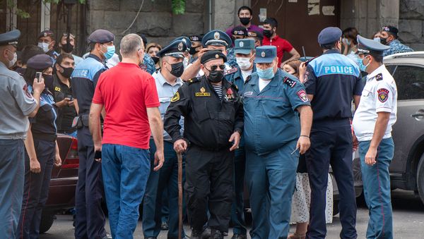 События у здания СНБ после заседания Парламента по вопросу лишения Гагика Царукяна депутатской неприкосновенности (16 июня 2020). Еревaн - Sputnik Արմենիա