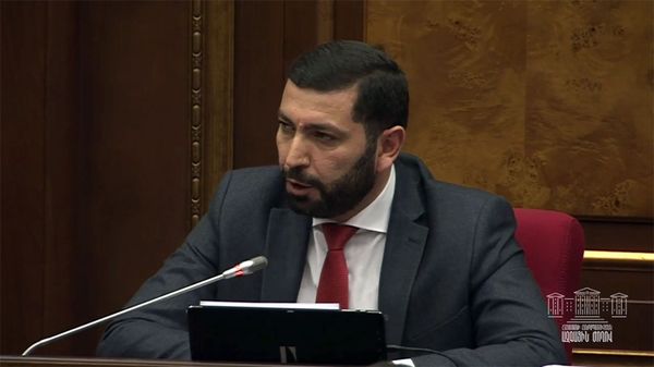 Депутат от фракции Мой Шаг Рустам Бакоян на очередном заседании парламента (11 февраля 2020). Еревaн - Sputnik Армения