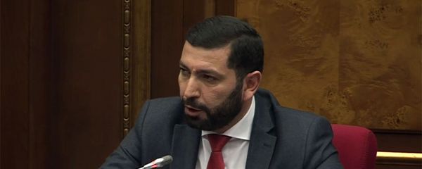 Депутат от фракции Мой Шаг Рустам Бакоян на очередном заседании парламента (11 февраля 2020). Еревaн - Sputnik Արմենիա
