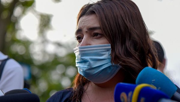 Депутат Ивета Тоноян у здания суда, где проходит судебное заседание по делу Гагика Царукяна (17 июня 2020). Еревaн - Sputnik Արմենիա