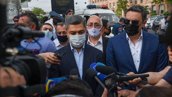 Артур Ванецян отвечает на вопросы журналистов у здания суда, где проходит судебное заседание по делу Гагика Царукяна (17 июня 2020). Еревaн - Sputnik Армения