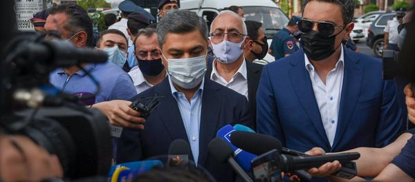 Артур Ванецян отвечает на вопросы журналистов у здания суда, где проходит судебное заседание по делу Гагика Царукяна (17 июня 2020). Еревaн Артур Ванецян отвечает на вопросы журналистов у здания суда, где проходит судебное заседание по делу Гагика Царукяна (17 июня 2020). Еревaн - Sputnik Армения