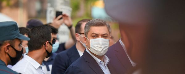 Артур Ванецян перед зданием суда, где проходит судебное заседание по делу Гагика Царукяна (17 июня 2020). Еревaн Артур Ванецян перед зданием суда, где проходит судебное заседание по делу Гагика Царукяна (17 июня 2020). Еревaн - Sputnik Армения