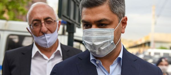 Артур Ванецян перед зданием суда, где проходит судебное заседание по делу Гагика Царукяна (17 июня 2020). Еревaн Артур Ванецян перед зданием суда, где проходит судебное заседание по делу Гагика Царукяна (17 июня 2020). Еревaн - Sputnik Армения