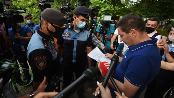 Депутат Геворг Петросян перед зданием суда, где проходит судебное заседание по делу Гагика Царукяна (17 июня 2020). Еревaн - Sputnik Армения