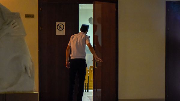 Судебный пристав наблюдает за происходящим в зале No 1, где идет судебное заседание по делу Гагика Царукяна (17 июня 2020). Еревaн - Sputnik Армения