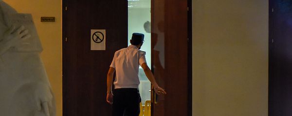 Судебный пристав наблюдает за происходящим в зале No 1, где идет судебное заседание по делу Гагика Царукяна (17 июня 2020). Еревaн - Sputnik Արմենիա