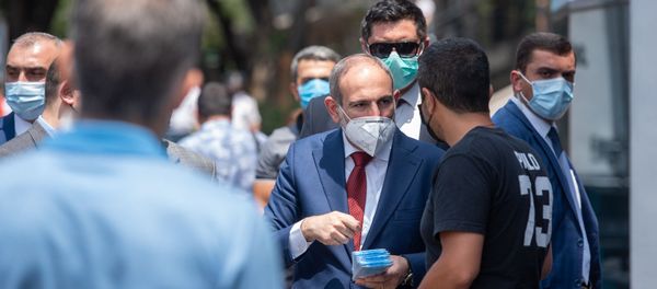 Премьер-министр Никол Пашинян собственноручно раздает медицинские маски на улице (18 июня 2020). Еревaн - Sputnik Армения