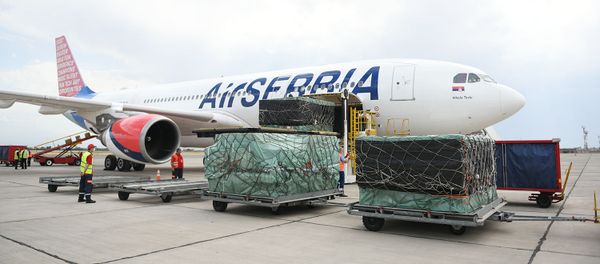 По договоренности президентов Армении и Сербии первый самолет с медикаментами и оборудованием прибыл в Ереван специальным рейсом (18 июня 2020). - Sputnik Արմենիա