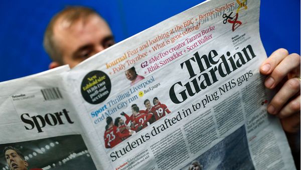 Мужчина с газетой The Guardian - Sputnik Армения