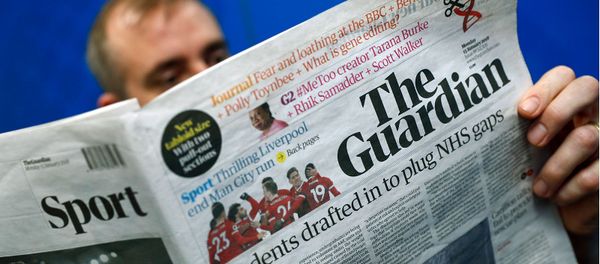 Мужчина с газетой The Guardian - Sputnik Արմենիա