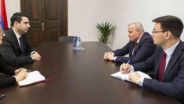 Встреча вице-спикера парламента Алена Симоняна с Чрезвычайным и Полномочным послом России в Армении Сергеем Копыркином (19 июня 2020). Еревaн - Sputnik Արմենիա
