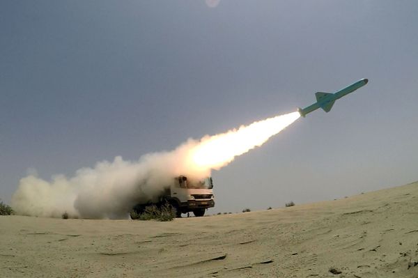 Пуск крылатых ракет иранскими военными в Оманском заливе Пуск крылатых ракет иранскими военными в Оманском заливе - Sputnik Армения