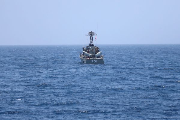 Судно Военно-морских сил Ирана во время пуска крылатых ракет в Оманском заливе Судно Военно-морских сил Ирана во время пуска крылатых ракет в Оманском заливе - Sputnik Армения