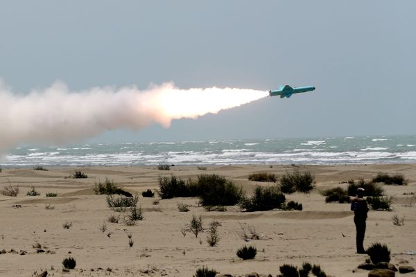 Пуск крылатых ракет иранскими военными в Оманском заливе Пуск крылатых ракет иранскими военными в Оманском заливе - Sputnik Армения