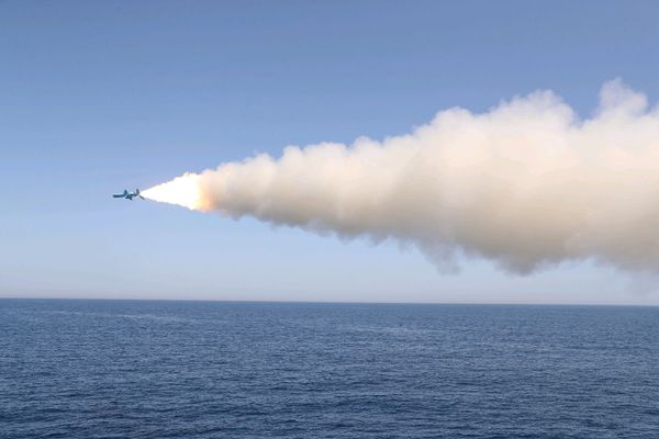 Пуск крылатых ракет иранскими военными в Оманском заливе Пуск крылатых ракет иранскими военными в Оманском заливе - Sputnik Армения