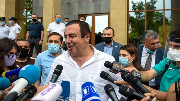 Гагик Царукян отвечает на вопросы журналистов после выхода из зала суда (19 июня 2020). Еревaн - Sputnik Армения